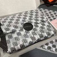 Papier de soie d'emballage noir imprimé sur mesure avec logo doré pour l'emballage de savons et de vêtements