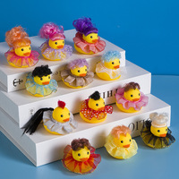 Canard en caoutchouc en plastique, cadeau promotionnel pour festival, avec cheveux et robe, canard de bain en vinyle élégant, en vrac, 2 pouces, canard en caoutchouc assorti