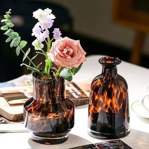 Vase de table en verre Art Déco ambré - Product Image 4