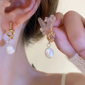 Nouvelles Boucles d'Oreilles Élégantes Françaises Dorées avec Perles Entrelacées pour Bijoux de Mode Coréenne, Accessoires Doux pour Femmes pour Soirées - Product Image 1