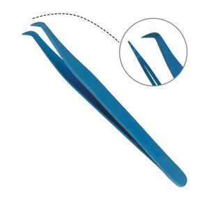 Pince à cils conçue pour les extensions de cils, prise en main fine, maintien confortable, adaptée à la maison ou à un usage professionnel. Fournisseur d'usine. - Product Image 3