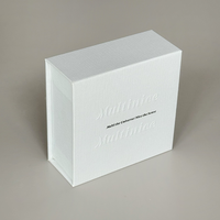 Boîtes en papier, services de personnalisation pour emballages de bijoux, de vêtements et de sérums, boîtes magnétiques