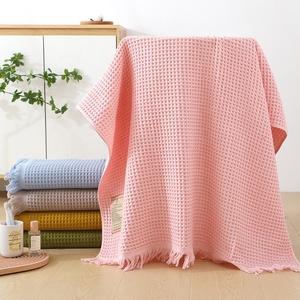 Summer New Arrival Serviette de plage en <span class=keywords><strong>nid</strong></span> <span class=keywords><strong>d</strong></span>'<span class=keywords><strong>abeille</strong></span> à carreaux Serviette de bain gaufrée avec pompon - Product Image 3