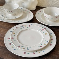 Vaisselle en porcelaine, passe au micro-ondes, style français vintage, motif floral en relief, bord perlé, assiette, plat, bol, tasse, soucoupe