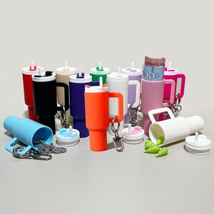 Porte-clés décapsuleur en PU écologique pour cadeau de mariage et promotionnel - Product Image 1