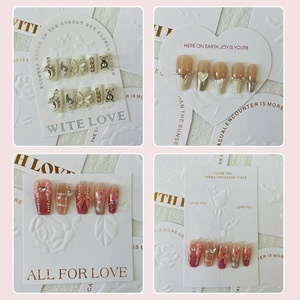 Cartes d'emballage pour <span class=keywords><strong>faux</strong></span> ongles en carton épais avec motif de fleurs dorées en relief de haute qualité, personnalisables avec logo - Product Image 4