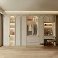 Armoire sur mesure de style crème français avec coiffeuse monobloc, facile à assembler, gain de place, autoportante pour chambre à coucher