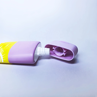 Tube en plastique plat vert en bioplastique de canne à sucre PE avec logo personnalisé et bouchon à clapet mat pour les soins de la peau et les cosmétiques, capacité de 30 ml à 180 ml