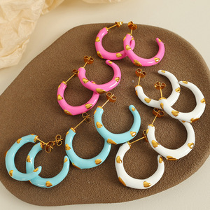 Pendientes de aro en forma de C de esmalte colorido con detalles de corazón para mujer, para uso diario, con tachuelas de acero inoxidable EH641 - Product Image 1