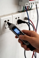 Testeur de tension AC 2-en-1 500V 026T avec affichage analogique et numérique et alarme sonore et lumineuse
