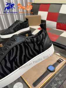 รองเท้าลำลองดีไซน์เนอร์สำหรับชาวคริสเตียน ตกแต่งด้วยหมุดโลหะ สำหรับฤดูใบไม้ผลิและฤดูใบไม้ร่วง บุด้วยหนังแท้ สวมใส่สบาย รองเท้าลูบูตอง - Product Image 6