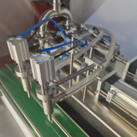 Machine automatique pour produits hautement visqueux (sauce au jaune d'œuf, crème, boisson, shampoing, huile) avec convoyeur à bande pour bouteilles en verre, PET et plastique