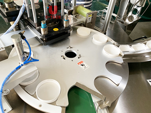Automatic Roll Film Type Aluminum Foil Cover Lid Cap PE Foam Liner Gasket Wadding <strong>Putting</strong> Cutting Punching Inserting <strong>Machine</strong> - Product Image 4