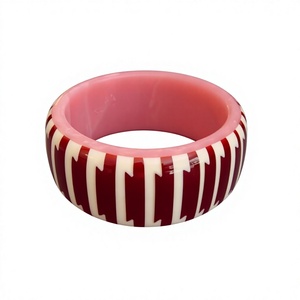 Brazalete de Resina Acrílica de Moda, Diseño de Rayas Rojas y Blancas, Elegante, de la Mejor Calidad, Joyería Unisex para Bodas y Fiestas - Product Image 1
