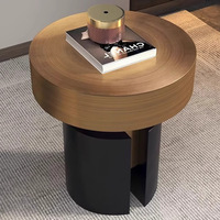Table d'appoint ronde en métal doré brossé avec base creuse noire, table d'appoint de luxe, meuble d'appoint minimaliste pour canapé d'angle, décoration de salon