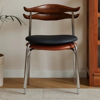 Chaise en bois de style nordique du milieu du siècle, d'inspiration rétro pour la salle à manger, les cafés et les espaces de travail