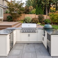 Meubles de cuisine d'extérieur en acier inoxydable en forme de L, finition grain de bois, pour jardin, avec barbecue à gaz, évier, lave-vaisselle et réfrigérateur, par Hyrley OEM