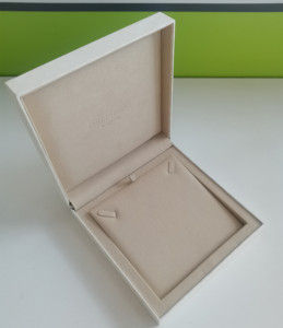 Boîte à collier carrée en carton blanc en cuir et velours doux, boîtes cadeaux de luxe pour bijoux - Product Image 3
