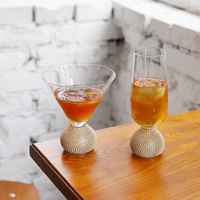 Verre à vin rouge transparent doré avec base en forme de coupelle à glace, idéal pour cocktails, restaurants, hôtels ou fêtes