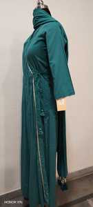 Elegante Vestido Maxi de Satén Verde Esmeralda con Diseño de Escote en V con Lentejuelas y Lazos, Mangas Tres Cuartos - Product Image 5