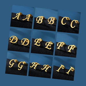 Pendientes de tuerca con letras del alfabeto de acero inoxidable chapados en oro a la moda impermeables <span class=keywords><strong>ARETA</strong></span> 26 iniciales pendientes de joyería para mujer - Product Image 1