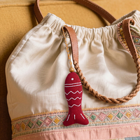 Breloque de sac brodée à la main en forme de poisson rouge, porte-clés poisson porte-bonheur en coton et lin pour sacs à dos, sacs à main, accessoire style bohème