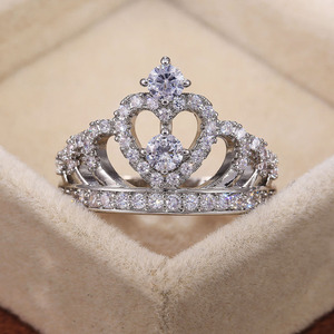 Anello nuziale classico a corona per donna, elegante gioiello scintillante da indossare sul dito - Product Image 4