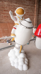 Cadeau personnalisé, décoration boutique de souvenirs, meubles d'exposition en résine pour astronaute, accessoires de sculpture d'astronaute en fibre de verre coloré - Product Image 4