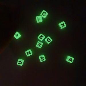 Vente en gros de perles d'espacement en vrac de l'alphabet phosphorescent de 500g de 5mm cube carré perle de lettre lumineuse pour l'amitié bijoux artisanat bricolage - Product Image 2