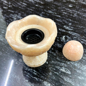 Quemador de Incienso Artesanal de Madera India Ecológico y Duradero con Grabado Floral, Diseño Árabe, Base de Sándalo y Tapón de Cilantro - Product Image 1