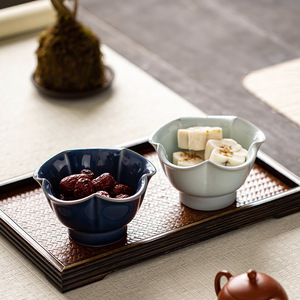 Assiette à fruits en porcelaine de style chinois, à pied haut, en forme de pétale de lotus, plat à collations pour les fêtes, design rétro de luxe - Product Image 2