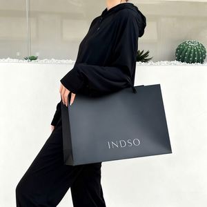 Sac en papier kraft de luxe personnalisé pour le shopping, carton ivoire de haute qualité avec logo de marque pour vêtements et chaussures - Product Image 2