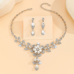 Conjunto de Collar y Pendientes de Aleación de Zinc Dorada con Flor Hueca y Diamantes de Imitación Negros, Superventas Transfronterizo Europeo y Americano para Mujer - Product Image 3
