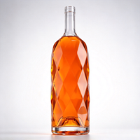 Bouteilles en verre transparent coupées avec liquide orange pour whisky, brandy, vodka, gin et présentation de bar moderne