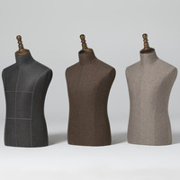 Magasin de vêtements homme mannequin vitrine présentoir mannequin cintre