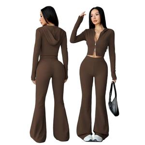 Conjunto Deportivo de Yoga para Mujer con Logotipo Personalizado, Top Corto con Capucha y Cremallera y Pantalones Acampanados, Ropa Deportiva Ajustada para Entrenamiento y Running - Product Image 1