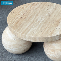 Table basse ronde en marbre travertin beige avec pieds sphériques Mobilier design pour maison, hôtel, bureau