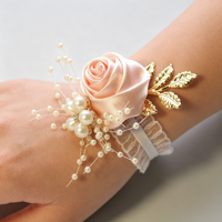 Fleur de poignet élastique en dentelle satinée bordeaux avec feuille or rose et perles pour demoiselle d'honneur, mariée, mariage, bal de promo, décoration