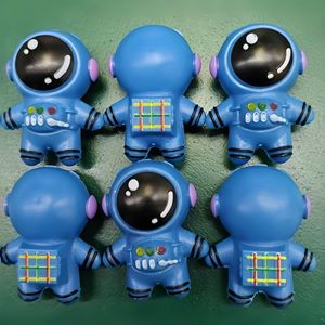Muñecos de dibujos animados hechos a mano de astronautas, adornos de juguete de moda, regalo al por mayor - Product Image 5