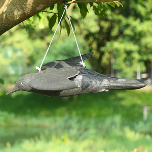 Décoys de corbeaux volants en plastique PE réalistes avec texture réaliste pour la décoration de jardin, prêts à être expédiés - Product Image 2
