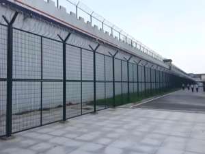 Painéis de Cerca de <span class=keywords><strong>Metal</strong></span> de Alta Segurança Antifurto e Anticorte para Aeroporto, Ferrovia e Prisão, com Arame Farpado e Fácil Instalação - Product Image 2