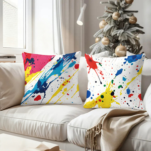 Les coussins décoratifs aux motifs de peintures éclatantes ajoutent une touche festive à la décoration de salon confortable, avec des chaussettes de Noël et des bois de renne. - Product Image 4