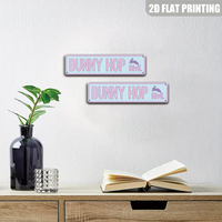 Decoración de pared de metal estilo letrero de calle vintage Bunny Hop Blvd en azul pastel y rosa