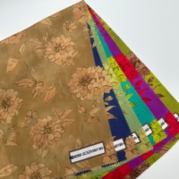 Kain Rayon Cetak Bunga Elegan Bahan Viscose Lembut dan Mengalir Desain Bunga Latar Belakang Biru untuk Pakaian Wanita.