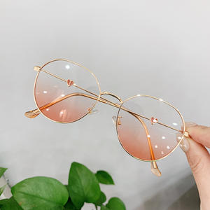 แว่นกันแดดทรงหัวใจโลหะย้อนยุค F1-9085 สำหรับผู้หญิง เลนส์ไล่เฉดสี UV400 กรอบสีทอง แฟชั่น ป้องกันแสงแดด ประเภท 3 - Product Image 5