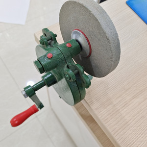 Moulin à manivelle portable de 4 pouces |   Aiguiseur multifonction pour outils de <span class=keywords><strong>jardin</strong></span> |   Moulin <span class=keywords><strong>manuel</strong></span> compact pour la maison - Product Image 1