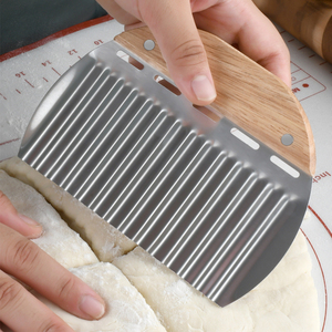 Coupeur de crème à gâteau de cuisine polyvalent Grattoir à pâtisserie en métal avec manche en bois - Product Image 3