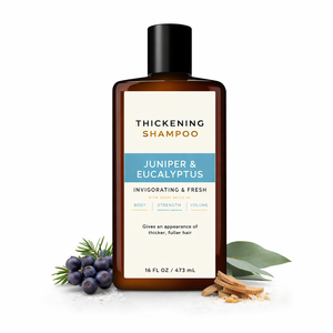 Shampooing Épaississant et Volumisant Anti-Pelliculaire Juniper Eucalyptus <span class=keywords><strong>pour</strong></span> Hommes, Qualité Barbier, <span class=keywords><strong>Cheveux</strong></span> Fins et <span class=keywords><strong>Bouclés</strong></span>, Végétalien, Sans Silicone, Marque Privée - Product Image 1