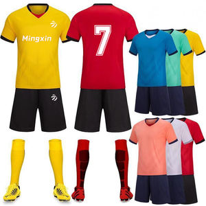 Новая модель новейшего футбольного трикотажа, дышащая Полиэстеровая форма в полоску, Футбольная форма - Product Image 1