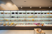 Présentoir à chaussures autoportant moderne pour magasin de chaussures, aménagement intérieur et agencement de vitrine